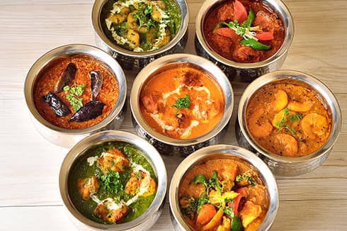 石臼で挽いた自家製スパイスとたっぷり野菜をベースにした本格インドカリー