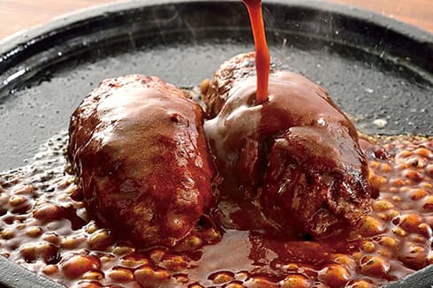 炭焼で焼き上げる香り豊かな牛肉100%ハンバーグ!