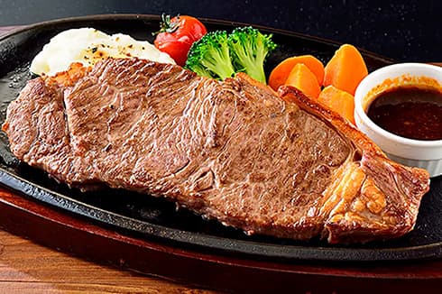 特製の炭焼グリラーで焼き上げる柔らかく風味豊かなステーキ♪