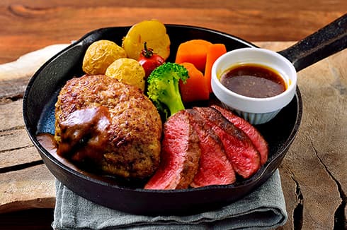 薪焼きで焼き上げる香り豊かな牛100%ハンバーグとステーキのコンボ!