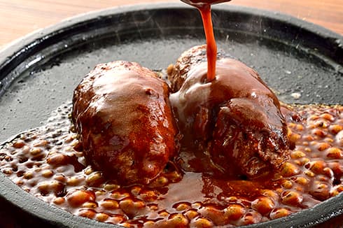 自慢の牛100%・炭焼ハンバーグ