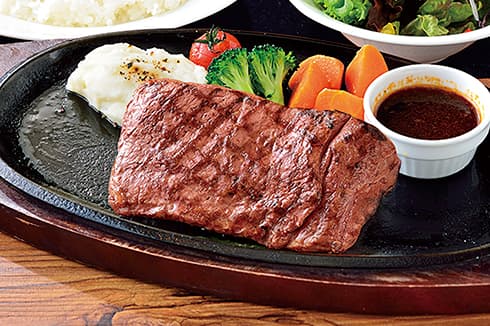 特注の炭火グリルで焼き上げる絶品ステーキ