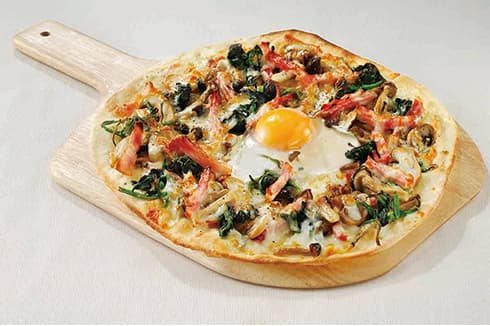 キノコとベーコンのピッツア〜半熟卵のせ〜