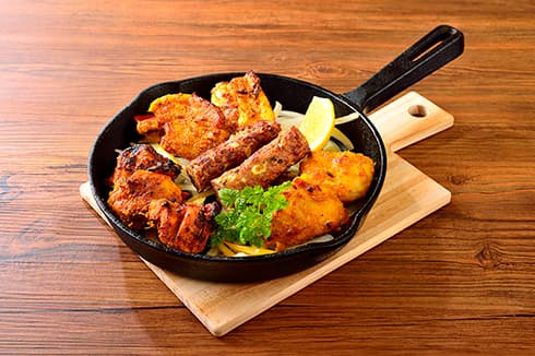 350度のタンドール竈で焼き上げる 職人のタンドリー料理。