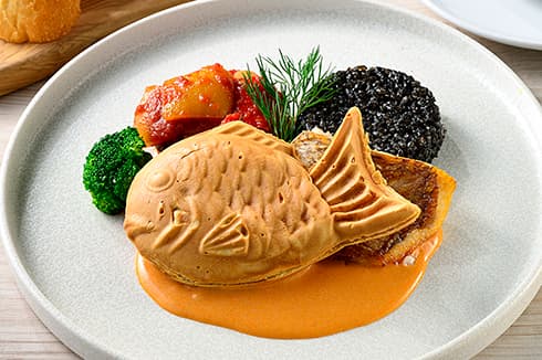 クリーミー鯛のTAIYAKI 〜イカスミリゾットと鯛のソテー添え〜